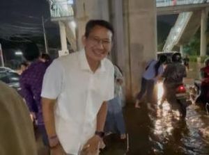 Video: Momen Sandiaga Terjebak Banjir di Jalan Raya Ciledug, Akhirnya Nebeng Dishub
