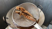 Lele yang dipakai dijamin fresh dan berkualitas. Wajan untuk menggoreng lele pun dibedakan dengan wajan untuk menggoreng hidangan lain, sehingga aroma amis tidak bercampur. Foto: Detikcom / Atiqa Rana