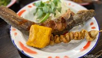 Menu di Pecel Lele Oma beragam, tetapi jelas ada hidangan pecel lele gorengnya (Rp 17.000). Digoreng renyah tetapi dagingnya masih lembut. Foto: Detikcom / Atiqa Rana