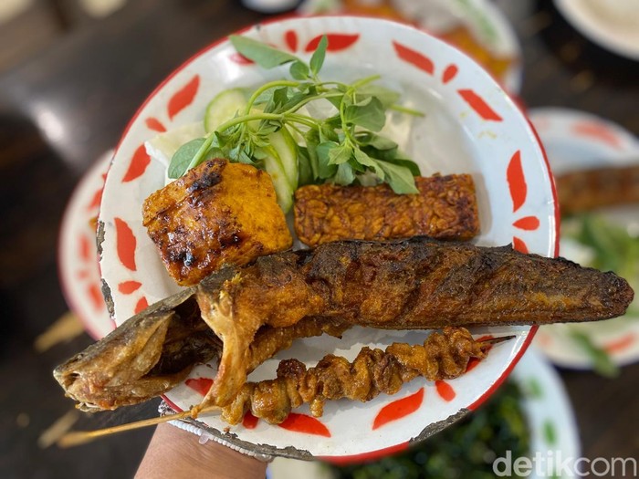 Sensasi Nikmat dan Nyaman Makan Pecel Lele di Warung Modern