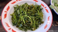Sebagai pelengkap, bisa pesan jukut goreng atau kangkung gorengnya dengan harga Rp 10.000 per porsi. Teksturnya renyah gurih dan cocok dipadukan dengan nasi uduk dan lele. Foto: Detikcom / Atiqa Rana