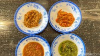 Spesialnya lagi Pecel Lele Oma menyediakan empat jenis sambal berbeda, seperti sambal terasi pedas, terasi tidak pedas, bawang, dan ijo. Sambalnya pun bisa diambil sepuasnya. Foto: Detikcom / Atiqa Rana