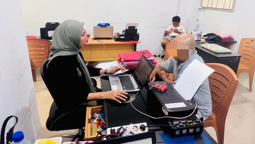 Seorang pria inisial R (61) asal Desa Mujur, Kecamatan Praya Timur ditetapkan sebagai tersangka tindak pidana perdagangan orang (TPPO) saat diperiksa di Polres Lombok Tengah, Sabtu (23/11/2024).