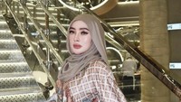 Shella Saukia tengah mencuri perhatian karena kasus transgender Isa Zega yang lolos umrah mengenakan jilbab. Shella diduga yang membiayai keberangkatan umrah Isa Zega. Foto: Instagram @shellasaukiaofficial