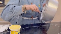 Dugaan ini dialamatkan kepadanya, karena Shella pemilik SS Travel yang memfasilitasi perjalanan Isa Zega ke Tanah Suci. Shella diketahui sering membagikan momen kulinernya, seperti ketika membuat bolu pisang. Foto: Instagram @shellasaukiaofficial