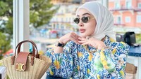 Kalau ini gaya kuliner Shella Saukia di luar negeri. Pose kerennya itu ditemani sepiring bomboloni yang belum disantap olehnya.Foto: Instagram @shellasaukiaofficial