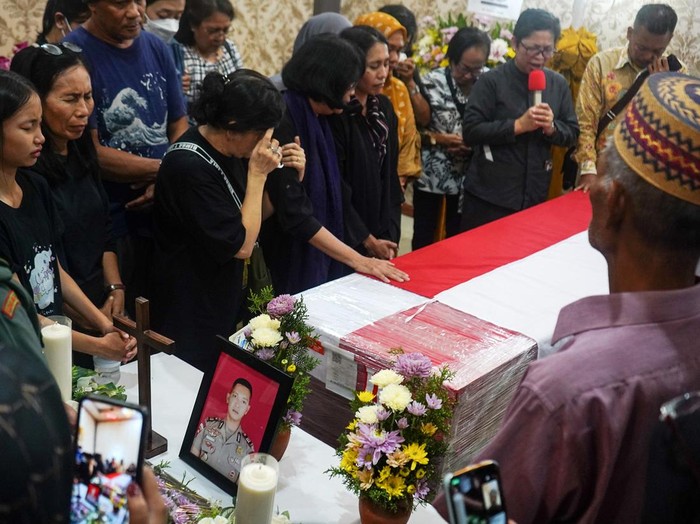 Kerabat berada di samping peti jenazah Kasat Reskrim Polres Solok Selatan AKP Ulil Ryanto Anshari di rumah duka, Makassar, Sulawesi Selatan, Sabtu (23/11/2024) dini hari. AKP Ulil merupakan korban penembakan oleh Kabag Ops Polres Solok Selatan AKP Dadang Iskandar yang terjadi di Markas Polres Solok Selatan, Sumatera Barat pada Jumat (22/11/2024), sementara jenazah rencananya akan dimakamkan pada Minggu, 24 November 2024 di Tempat Pemakaman Umum (TPU) Panaikang Makassar. ANTARA FOTO/Hasrul Said/foc.