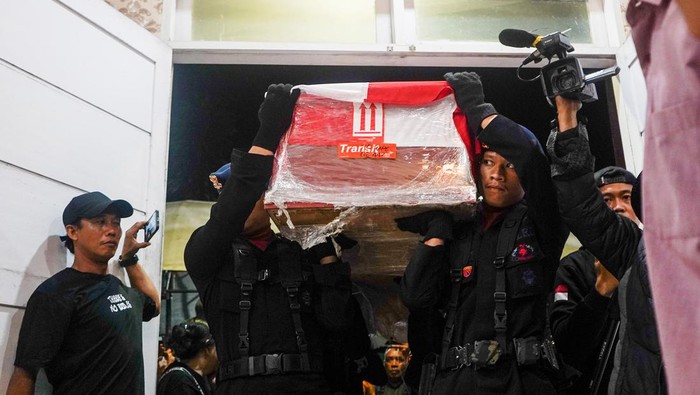 Kerabat berada di samping peti jenazah Kasat Reskrim Polres Solok Selatan AKP Ulil Ryanto Anshari di rumah duka, Makassar, Sulawesi Selatan, Sabtu (23/11/2024) dini hari. AKP Ulil merupakan korban penembakan oleh Kabag Ops Polres Solok Selatan AKP Dadang Iskandar yang terjadi di Markas Polres Solok Selatan, Sumatera Barat pada Jumat (22/11/2024), sementara jenazah rencananya akan dimakamkan pada Minggu, 24 November 2024 di Tempat Pemakaman Umum (TPU) Panaikang Makassar. ANTARA FOTO/Hasrul Said/foc.