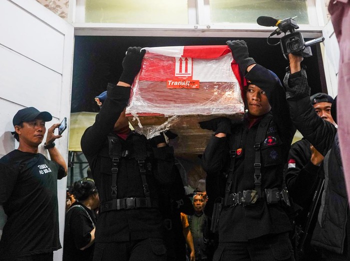 Kerabat berada di samping peti jenazah Kasat Reskrim Polres Solok Selatan AKP Ulil Ryanto Anshari di rumah duka, Makassar, Sulawesi Selatan, Sabtu (23/11/2024) dini hari. AKP Ulil merupakan korban penembakan oleh Kabag Ops Polres Solok Selatan AKP Dadang Iskandar yang terjadi di Markas Polres Solok Selatan, Sumatera Barat pada Jumat (22/11/2024), sementara jenazah rencananya akan dimakamkan pada Minggu, 24 November 2024 di Tempat Pemakaman Umum (TPU) Panaikang Makassar. ANTARA FOTO/Hasrul Said/foc.