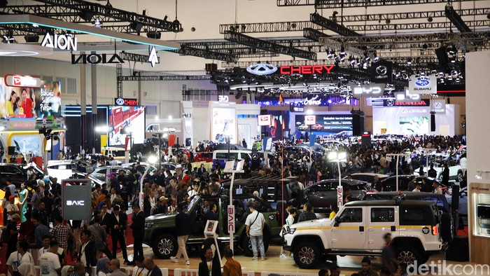 Gaikindo Jakarta Auto Week (GJAW) resmi digelar mulai 22 November-1 Desember 2024. Begini suasana pameran otomotif yang berlangsung di ICE BSD, Tangerang tersebut.