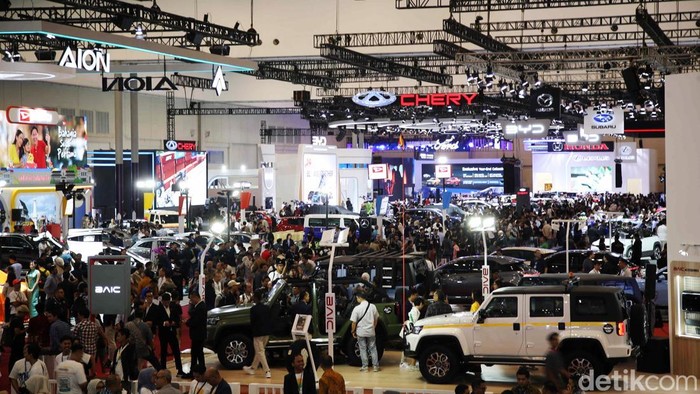 Gaikindo Jakarta Auto Week (GJAW) resmi digelar mulai 22 November-1 Desember 2024. Begini suasana pameran otomotif yang berlangsung di ICE BSD, Tangerang tersebut.
