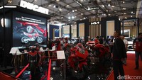 Tidak hanya mobil, Gaikindo Jakarta Auto Week (GJAW) juga memamerkan motor-motor baru.  