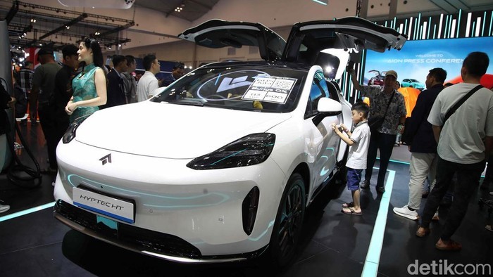 Suasana Pameran Gaikindo Jakarta Auto Week Gaikindo Jakarta Auto Week (GJAW) resmi digelar mulai 22 November-1 Desember 2024. Begini suasana pameran otomotif yang berlangsung di ICE BSD, Tangerang tersebut.
