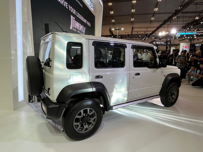 Suzuki Jimny 5 Pintu White Rhino Edition