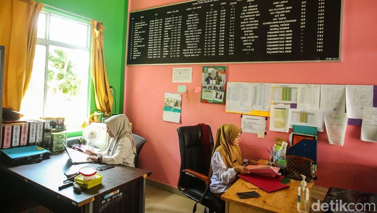 Penerapan Sistem Pemerintahan Berbasis Elektronik (SPBE) terus digencarkan hingga ke tingkat kecamatan. Salah satunya diterapkan di kantor Kecamatan Jemaja, Anambas.