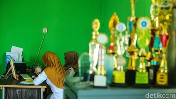 detikcom bersama BAKTI Kementerian Komunikasi dan Digital (Komdigi) mengadakan program Tapal Batas untuk mengulas perkembangan ekonomi, wisata, infrastruktur, dan pemerataan akses internet di wilayah 3T (tertinggal, terdepan, dan terluar). Ikuti terus berita informatif, inspiratif, unik dan menarik dari program Tapal Batas di tapalbatas.detik.com!