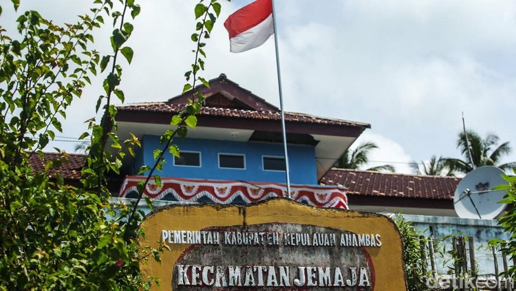Tak Lagi Kirim Surat, Kantor Camat Jemaja Andalkan Internet Penerapan Sistem Pemerintahan Berbasis Elektronik (SPBE) terus digencarkan hingga ke tingkat kecamatan. Salah satunya diterapkan di kantor Kecamatan Jemaja, Anambas.