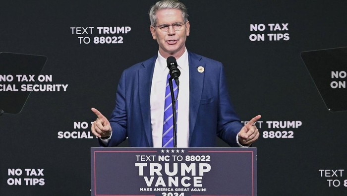 Tampang Scott Bessent, Crazy Rich Calon Menkeu Trump Presiden terpilih Amerika Serikat Donald Trump menunjuk miliarder Scott Bessent sebagai Menteri Keuangan. Donald Trump diprediksi menempatkan para loyalis dan profesional pasar berpengalaman di posisi-posisi strategis.