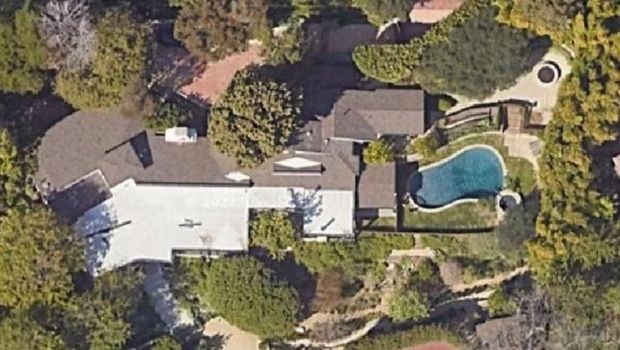 Tampilan rumah Ariana Grande dari foto udara/Google via Elle Decor Tampilan rumah Ariana Grande dari foto udara.