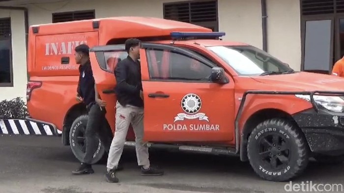 Tim Inafis Polda Sumbar masih melakukan pemeriksaan TKP penembakan AKP Ryanto Ulil Anshar di Mapolres Solok Selatan. (Jeka Kampai/detikSumut)