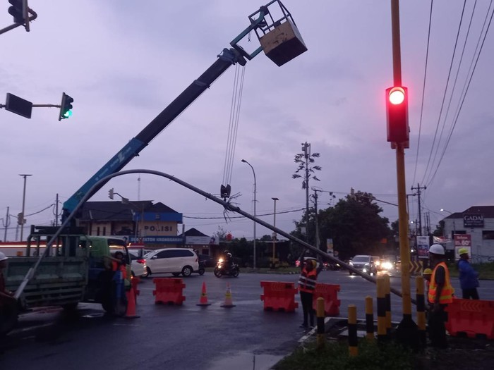 Proses pemindahan APILL di simpang empat Kronggahan, Sleman. Foto diunggah Sabtu (23/11/2024).