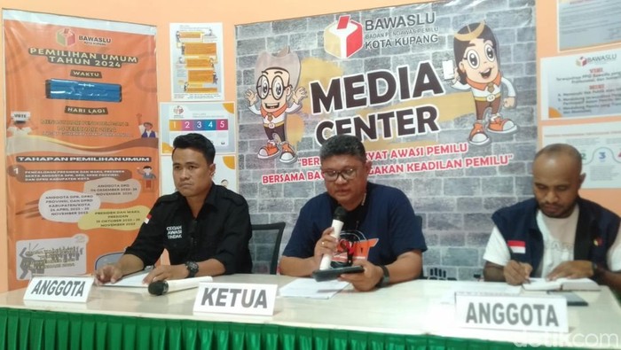 Ketua Bawaslu Kota Kupang, Yunior Adi Nange (tengah) saat memberikan keterangan kepada awak media. (Simon Selly/detikBali)