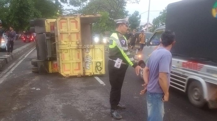 Truk terguling di Ring Road Banguntapan Bantul, Jumat (22/11/2024).