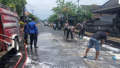 Tumpahan solar yang membahayakan pengguna jalan di sepanjang Jalan Negara-Pengambengan, Jembrana, Sabtu (23/11/2024). (Istimewa)