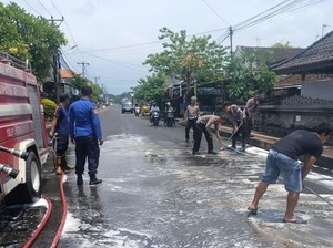 Banyak Pemotor Jatuh gegara Tumpahan Solar, Polisi-Damkar Turun Tangan