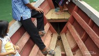 Perjalanan menuju curug menggunakan perahu motor