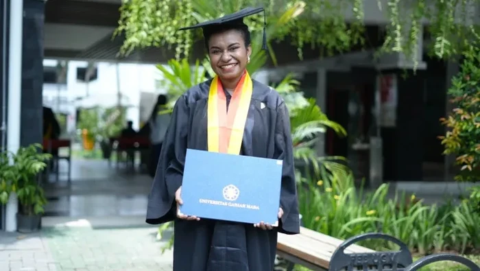 Usai lulus dari UGM, Awane akan mengabdi di kampung halaman.