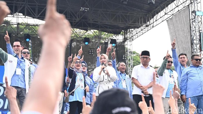 Vinanda Prameswati-Gus Qowim kampanye akbar melibatkan band legendaris God Bless di Kota Kediri.