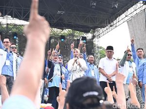 Vinanda-Gus Qowim Bareng God Bless Hibur Ribuan Warga di Kota Kediri