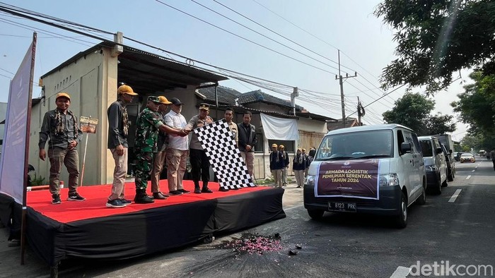 Wakapolres Mojokerto Kota Kompol Suwarno memberangkatkan rombongan armada pengangkut logistik
