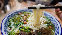 Diketahui mie sudah berumur 4000 tahun lalu. Mie yang pertama kali ditemukan yaitu mie dengan bentuk seperti mie lamian China, berbahan dasar tepung terigu. Foto: MSN.com