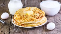 Meskipun terlihat modern, tetapi pancakes sudah ada sejak abad ke 5 sebelum masehi. Makanan ini dulunya dibuat dari tepung gandum, minyak, madu, dan susu. Foto: MSN.com