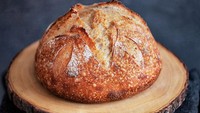 Salah satu makanan tertua yang populer sampai sekarang adalah roti. Makanan berbahan ragi ini setidaknya sudah ada sejak 3000 tahun. Bahkan, bukti menunjukkan bahwa roti sourdough pertama kali dibuat 6.000 tahun lalu. Foto: MSN.com