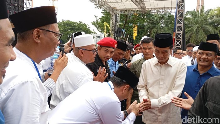 Paslon Pilwalkot Semarang Yoyok Sukawi dan Joko Santoso saat bertemu Presiden Ke-7 RI Jokowi di Simpang Lima Semarang, Sabtu (23/11/2024).