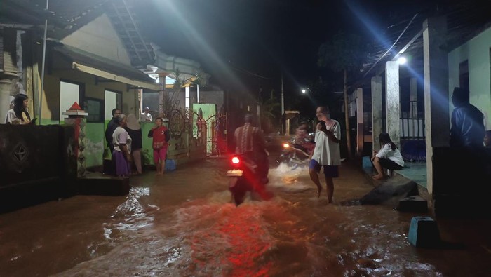 Air merendam sejumlah Kab Kediri setelah diguyur hujan 2 jam