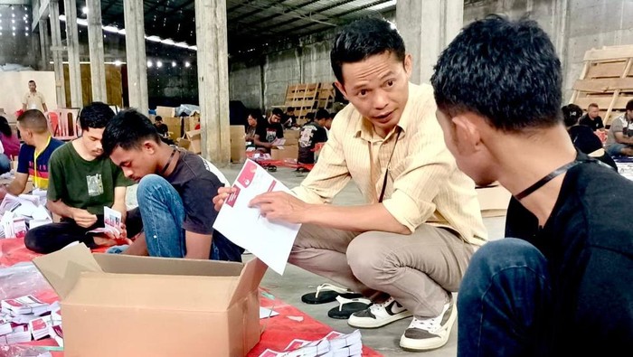 Anggota Bawaslu Kabupaten Manggarai Yohanes Manasye saat mengawasi proses sortir dan lipat surat suara di gudang logistik KPU Kabupaten Manggarai. (Foto: Istimewa)