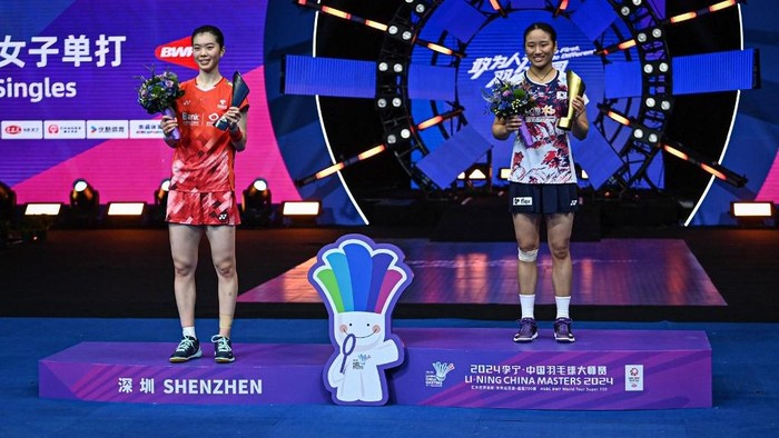 Gold medallist South Koreas An Se-young (R) celebrates on the podium with silver medallist Chinas Gao Fangjie during an award ceremony for the womens singles final match of the BWF World Tour China Masters 2024 badminton tournament in Shenzhen, in southern Chinas Guangdong province on November 24, 2024. (Photo by STRINGER / AFP) / China OUT
