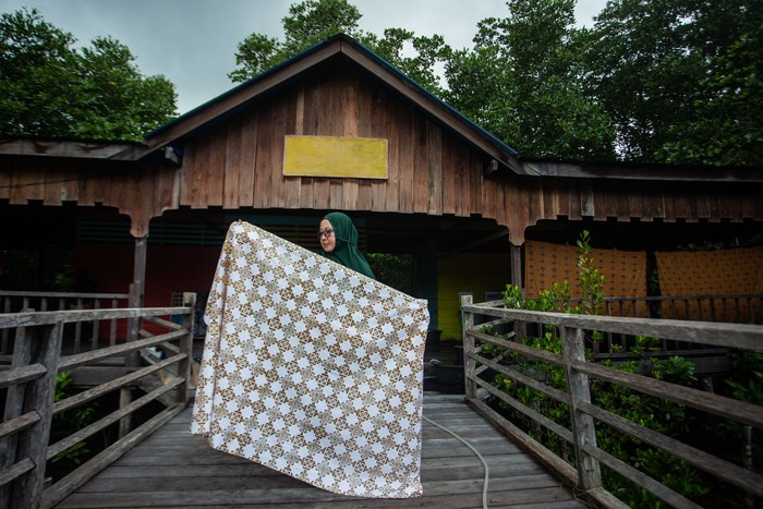 Batik Genting Pulur diwarnai menggunakan batang dan buah mangrove.