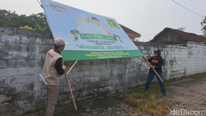 Bawaslu Blitar bersihkan APK