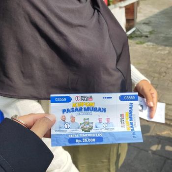 Bawaslu Denpasar membubarkan kegiatan bagi-bagi beras bergambar Mulia-PAS, Sabtu (23/11/2024).