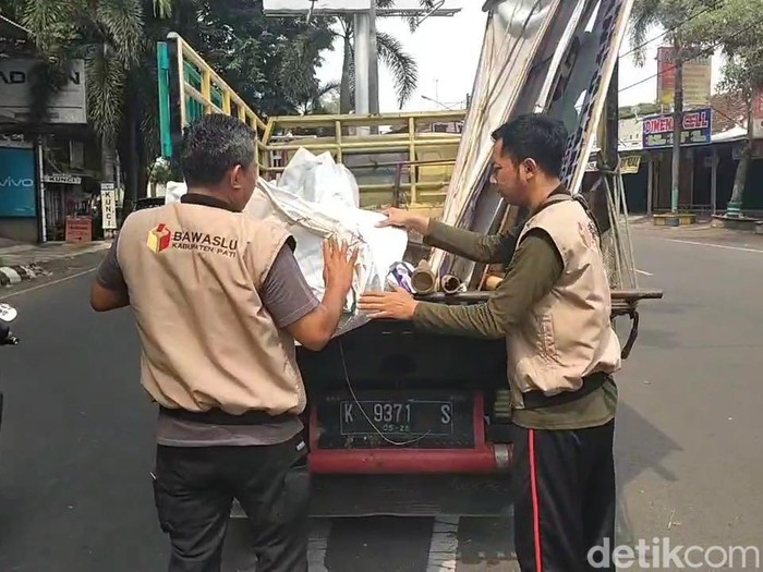 Bawaslu Pati menertibkan alat peraga kampanye (APK) di jalanan kota Pati, Minggu (24/11/2024).