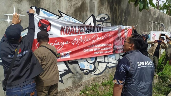 Bawaslu Provinsi Lampung mulai menertibkan APK milik calon kepala daerah.