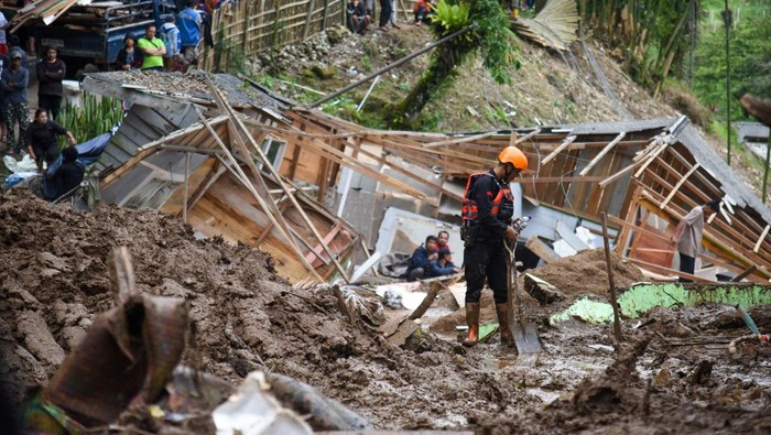 Tim SAR gabungan bersama warga mengevakuasi korban tanah longsor di Desa Semangat Gunung, Karo, Sumatera Utara, Minggu (24/11/2024). Tanah longsor yang terjadi pada Sabtu (23/11) tersebut mengakibatkan empat orang meninggal dunia, 11 warga luka-luka, beberapa bangunanrusak, dan enam warga lainnya masih dalam pencarian. ANTARA FOTO/Fransisco Carolio/tom.