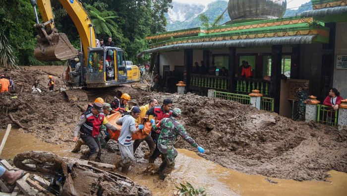 Bencana tanah longsor di Karo Tim SAR gabungan bersama warga mengevakuasi korban tanah longsor di Desa Semangat Gunung, Karo, Sumatera Utara, Minggu (24/11/2024). Tanah longsor yang terjadi pada Sabtu (23/11) tersebut mengakibatkan empat orang meninggal dunia, 11 warga luka-luka, beberapa bangunanrusak, dan enam warga lainnya masih dalam pencarian. ANTARA FOTO/Fransisco Carolio/tom.