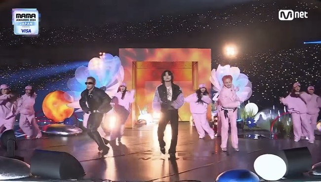 Setelah membawakan penampilan solo, G-Dragon menggandeng dua personelnya Taeyang dan Daesung naik ke atas panggung dalam balutan busana serba hitam. Mereka menyanyikan lagu kolaborasi dalam album terbaru G-Dragon, Home Sweet Home, untuk pertama kalinya. Foto: dok. Mnet