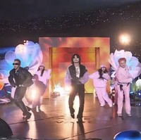 Setelah membawakan penampilan solo, G-Dragon menggandeng dua personelnya Taeyang dan Daesung naik ke atas panggung dalam balutan busana serba hitam. Mereka menyanyikan lagu kolaborasi dalam album terbaru G-Dragon, Home Sweet Home, untuk pertama kalinya. Foto: dok. Mnet